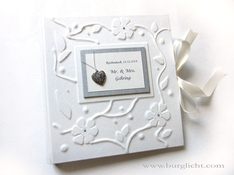Hochzeitsalbum, Flachrelief Blumen und Ranken, Bucheinbandmaterial Stoff cremeweiß, Herzanhänger altsilberfarben, Zierperlen, Schleifenverschluss, 30cm x 30cm, 50 Blatt naturweiß mit Pergaminzwischenblättern.