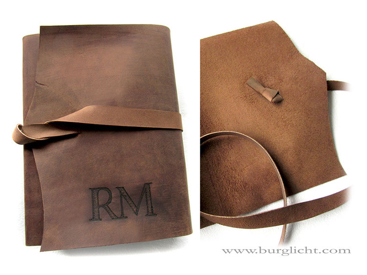 Lederbuch mit Initialen, Rindsleder onion-brown im Used-Look, Lederband-Buchverschluss, A5 Hochformat, Lederbranding von Hand.