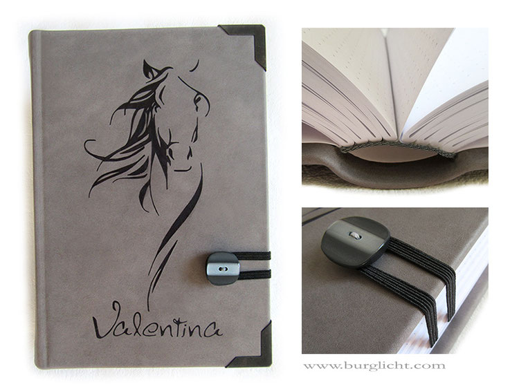 A5 Tagebuch Mädchen, Leder grau, individuelle Bucheinbandgestaltung Pferd und Name, Gummibandverschluss mit Knopf, Metallbuchecken schwarz, 640 Seiten, Lineatur gepunktet.
