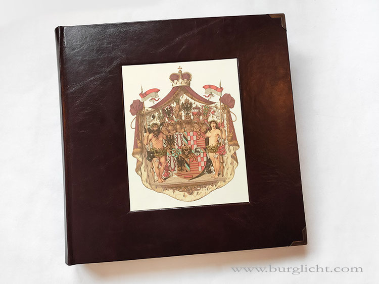 Großes Lederalbum zur Hochzeit mit Familienwappen, Druck in Aussparung, Format 35cm x 35cm, 100 Seiten elfenbeinfarben, Fotoalbum mit Pergaminzwischenblättern.