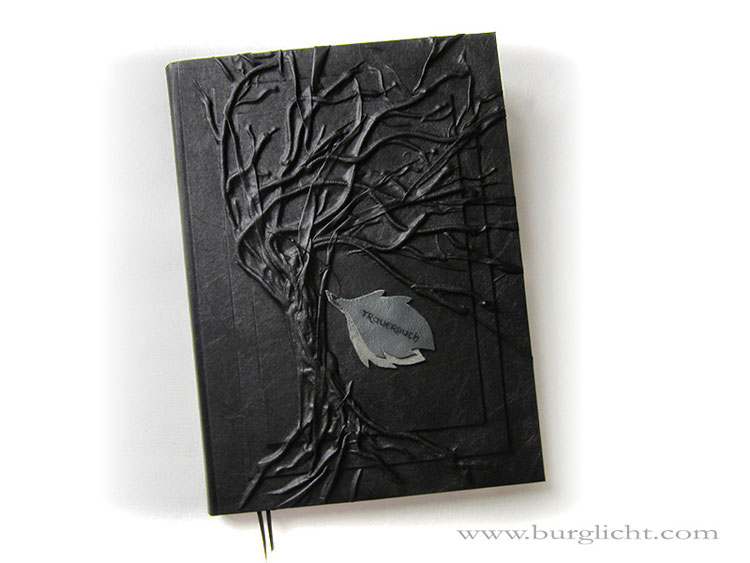Trauerbuch, Hochrelief Baum, Bucheinbandmaterial Stoff schwarz, Blatt-Applikationen aus Echtleder grau, Buchecken mattschwarz, DIN A3 Hochformat, 300 Seiten weiß, Fadenheftung.