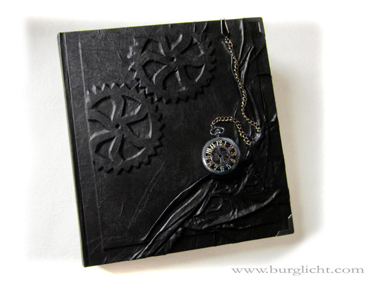 Fotoalbum Zeitreise, 29x30cm, 100 Seiten schwarz, Bezug: Stoff schwarz, Einbandgestaltung: Flachrelief Zahnräder, mechanische Taschenuhr mit Kette, Metall-Buchecken mattschwarz.