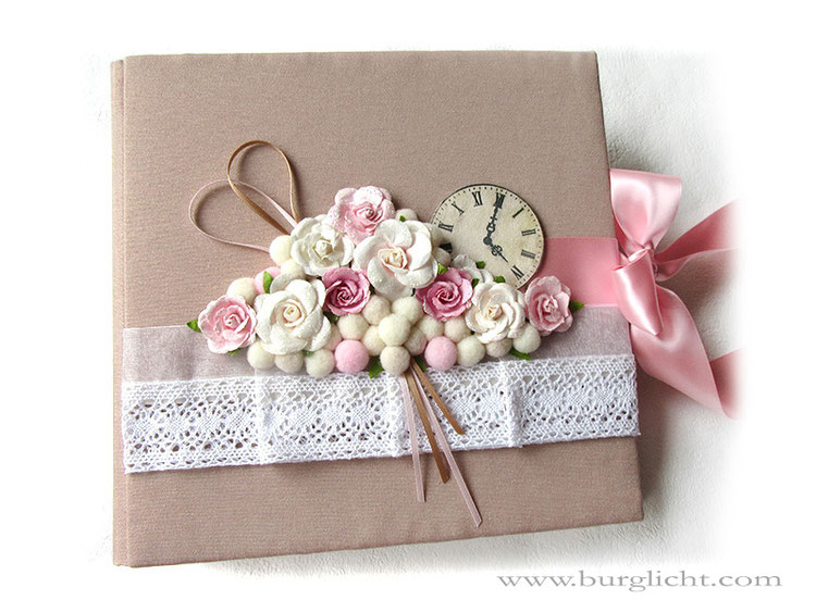 Fotoalbum Vintage Hochzeit, Hardcover gepolstert, Leinenstoff altrosa-pastell, Schleifenverschluss rosa, Häkelborte weiß, Organza weiß, Satinbänder, Papierrosen rosa weiß, Pompoms creme rosa, Deko-Zifferblatt.