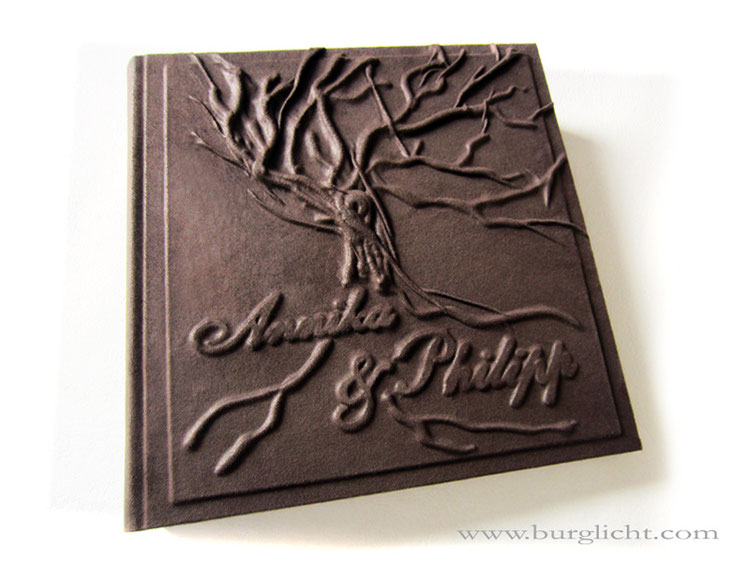 Fotoalbum, Hochrelief Baum mit Wurzeln und Namen, Bucheinbandmaterial Stoff braun, 30cm x 30cm, 100 Seiten weiß, mit Pergaminzwischenblättern.