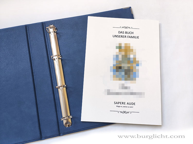Stammbuch Hardcovereinband Echtleder blau, 4-Ring-Mechanik Füllhöhe 25mm, Buchecken mattschwarz, Innenausstattung Leder blau, individuell bedruckte Deckblätter.
