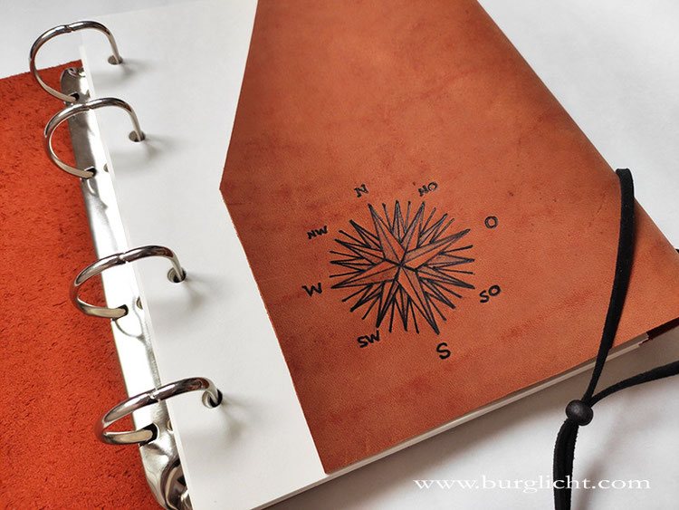 Ringbuch A5+, Softcover, Dickleder, 4-Ring-Mechanik vernickelt, Einschlag mit Branding Kompassrose.
