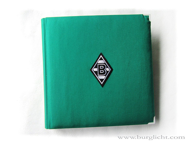 Fußballfotoalbum, Fotoalbum grün mit Raute VfL Borussia Mönchengladbach, Metallbuchecken weiß, 30cm x 30cm, 50 Blatt weiß, mit Pergaminzwischenblättern.