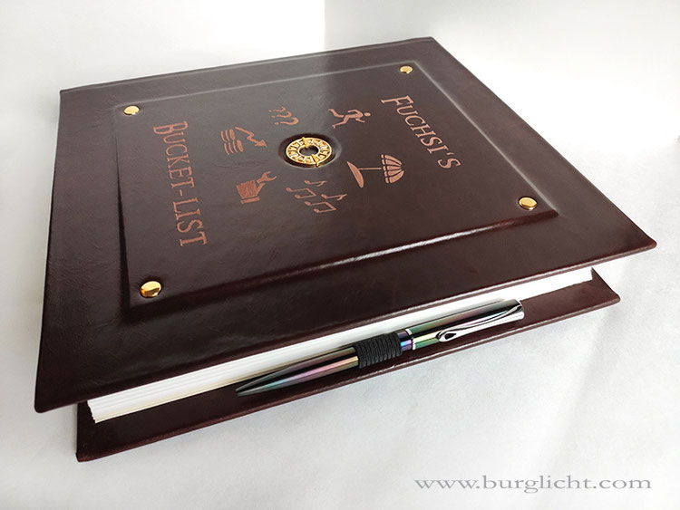 Quadratisches Lederbuch, Bucket-List, Hardcover mit individueller Bucheinbandgestaltung und Stifthalter, Abschiedsgeschenk Chef.
