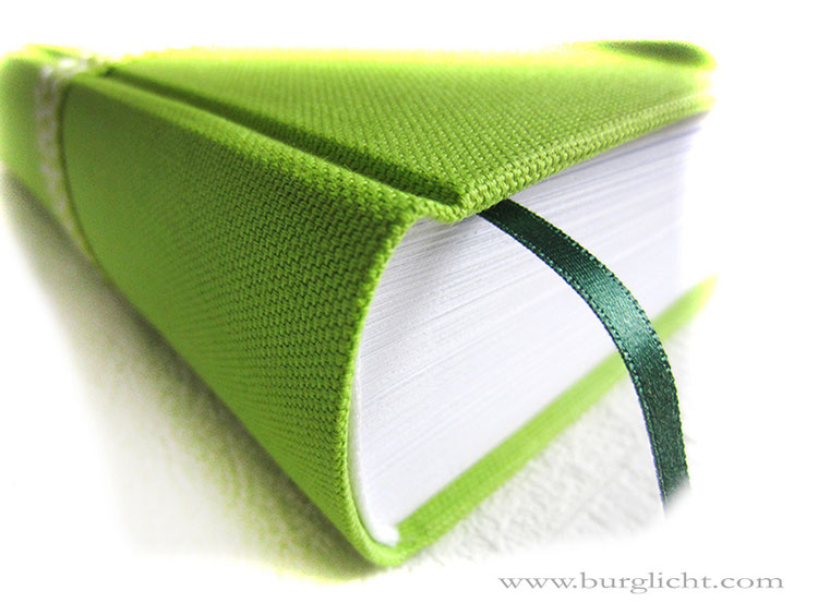 Tagebuch - A5, 160 Seiten weiß, Bezugstoff Canvas hellgrün (robust, langlebig, reißfest), Leseband dunkelgrün.