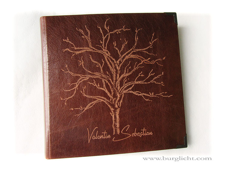 Lederalbum Konfirmation, Fotoalbum Hardcover, Leder dunkelcognacfarben, Baum und Name handgraviert, 30cm x 30cm, 50 Blatt naturweiß mit Pergamin, Buchecken altmessingfarben.