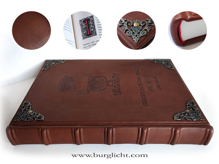 Familienchronik, Hardcover-Bucheinband, Leder rotbraun natur, Buchrücken mit falschen Bünden, Branding Familienwappen und 3-zeiliger Schriftzug, 280 Seiten Vierfarbdruck, Fadenheftung, Lese- und Kapitalband rot, Eckenornamente messingfarben vernietet.