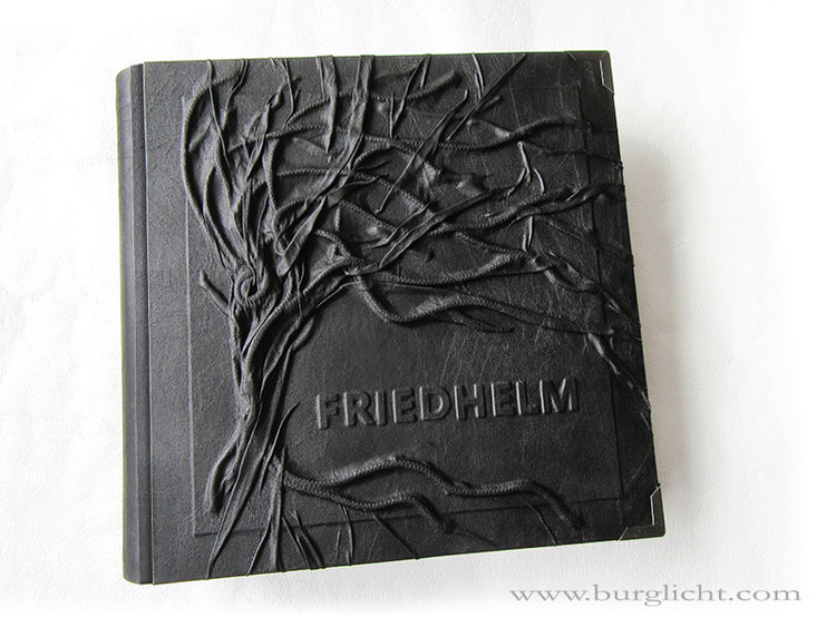 Fotoalbum, Hochrelief Baum, Flachrelief Name, Bucheinbandmaterial Stoff schwarz, Buchecken mattschwarz, 30cm x 30cm, 100 Seiten schwarz, mit Pergaminzwischenblättern.