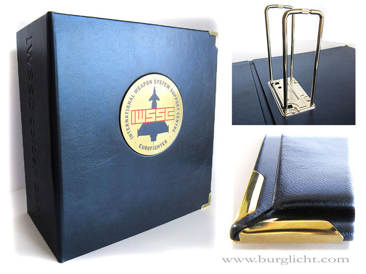 Individuell handgefertigter und personalisierter Lederordner blaumetallic, bedruckte Metallplatte Firmenlogo, Relief Schriftzug Ordnerrücken, Schraubmechanik Füllhöhe 12cm, Metallbuchecken goldfarben.