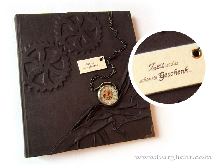 Fotoalbum - Zeit ist das schönste Geschenk - 29cmx32cm, 100 Seiten naturweiß, Hardcover, Bucheinbandmaterial Stoff braun, Bucheinbandgestaltung Flachrelief Zahnräder, mechanische Taschenuhr mit Kette, Metall-Buchecken antikmessingfarben, Label bedruckt.