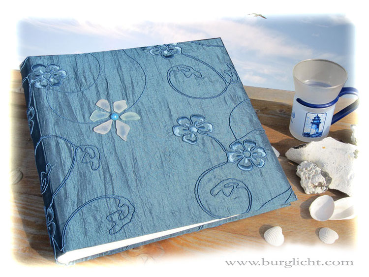 Fotoalbum Eisblume, 30cmx30cm, 100 Seiten weiß mit Pergamin, Bucheinbandmaterial Stoff: floral bestickter Crashtaft eisblau, Buchschmuck: Blume aus Seeglas.