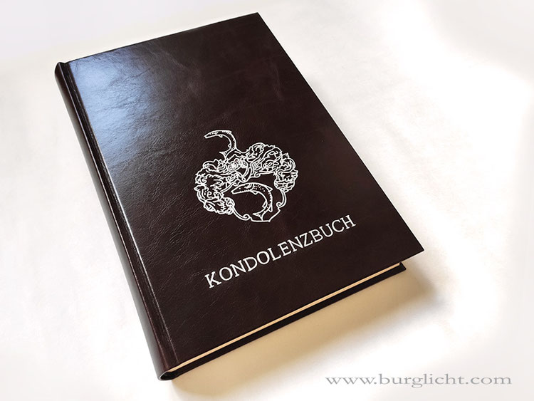A4 Hardcover Ledereinband schwarz-dunkelrot, Gravur Wappen und Schriftzug mit silberfarbener Nachbearbeitung.