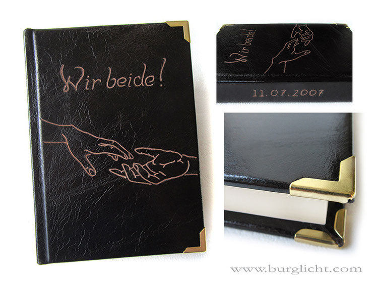 A6 Lederbuch, Hardcover, Glattleder schwarzbraun, Gravur Cover Titel und Hände, Gravur Buchrücken Datum, goldfarbene Metall-Buchecken. Tagebuch einer Liebe/Freundschaft.