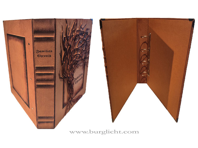 Lederordner, Hochformat 36cm x 44cm x 7cm, Leder rau cognacfarben; 2 Ebenen, Hochrelief Baum und falsche Bünde farblich nachbearbeitet, 4-Ring-Mechanik, Schriftzüge gebrannt, Metall-Buchecken.