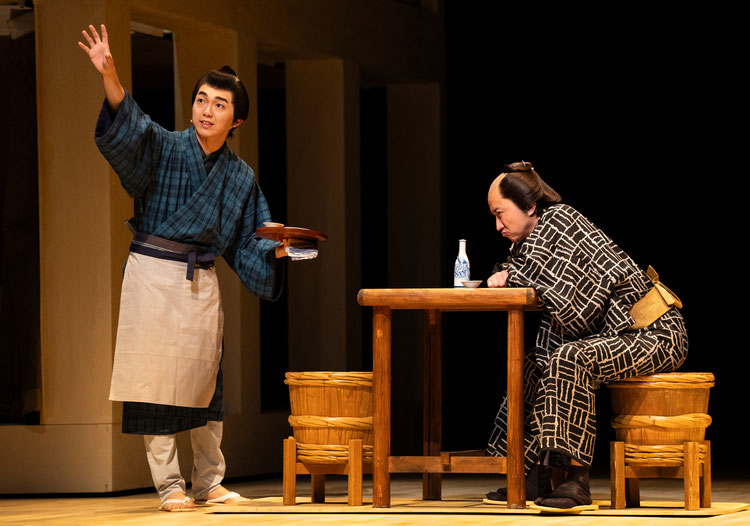 左：斉藤莉生(蕎麦屋の万蔵役)、右：藤原竜也(中村仲蔵役)　撮影：引地信彦　写真提供：ホリプロ