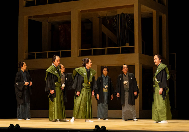 左：浅香航大(中村伝蔵役／この時は二代目市川八百蔵)、中央：深澤嵐(五代目市川團十郎役)、右：古河耕史(瀬川錦次役／この時は四代目松本幸四郎)　撮影：引地信彦　写真提供：ホリプロ