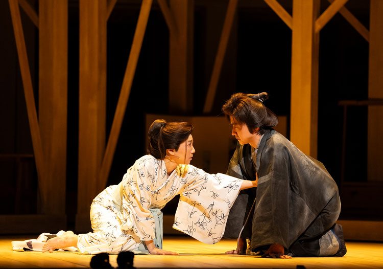 左：尾上紫(志賀山お俊役)、右：藤原竜也(中村仲蔵役／この時はまだ中村中蔵)　撮影：引地信彦　写真提供：ホリプロ