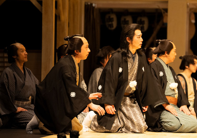 中央左：植本純米(七代目中村勘三郎役)、中央右：廣田高志(中村伝九郎役)　撮影：引地信彦　写真提供：ホリプロ
