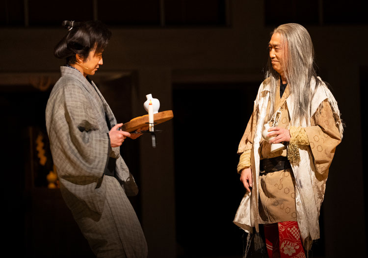 左：藤原竜也(中村仲蔵役／この時はまだ中村中蔵)、右：池田成志(コン太夫役)　撮影：引地信彦　写真提供：ホリプロ