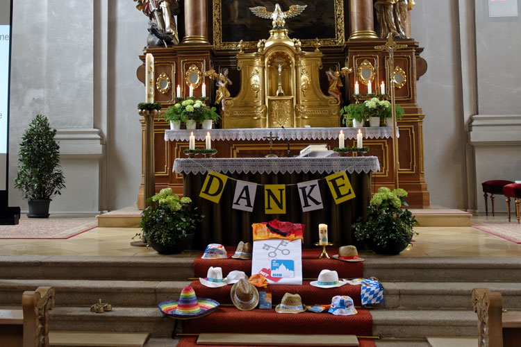 Der farben- und formenreiche Mix an Kopfbedeckungen zeigt: manch einer hatte seinen Pilgerhut der Diözese Regensburg mit dem von jemandem aus einem anderen Bistum oder gar Land getauscht.