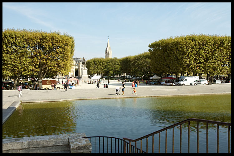 Bassin de la Place Royale du Peyrou, au fond, Arc de Triomphe et l'Eglise St Anne