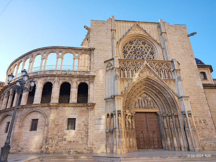 Puerta de los Apóstoles, es una de las tres puertas con que cuenta la catedral  y da a la plaza de la Virgen de Valencia. 