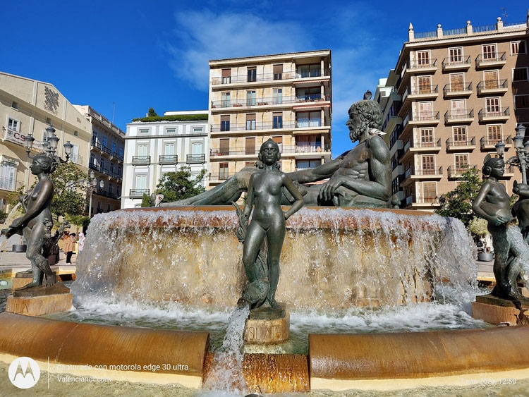 Las figuras de la Fuente del Turia, en la Plaza de la Virgen, que representan la riqueza del río y sus acequias, fueron restauradas y mejoradas en una actuación más amplia de rehabilitación de fuentes históricas que incluyó ajustes en su sistema de luces.