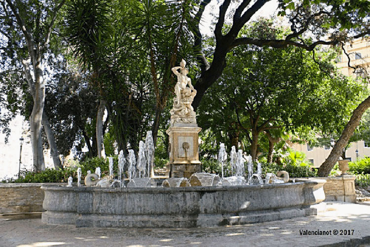 a fuente, una pieza valiosa del siglo XVIII, ha sufrido daños recurrentes en el cuerpo del Tritón, con grietas en cara, cuello y pecho, incluso después de restauraciones anteriores.