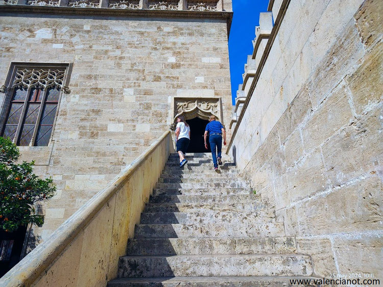 La escalera de acceso a la sala principal del Consolat del Mar en la Lonja de la Seda en Valencia, es una escalera de piedra ubicada en el jardín interior.