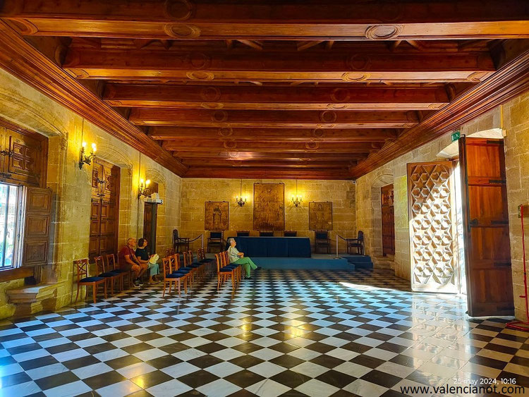 Sala de Contrataciones, está formada por una gran plaza rectangular y tres edificios adyacentes: el Palacio del Corregidor, el Palacio del Pósito y el Palacio de los Estudios Generales.