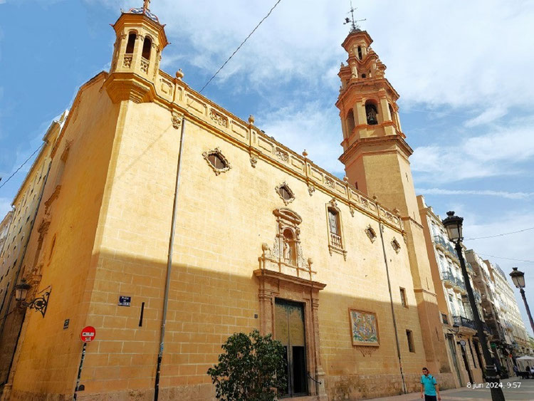 Es una iglesia de una sola nave rectangular con una torre campanario y dos portadas barrocas, así como con un templete en una de sus puertas.