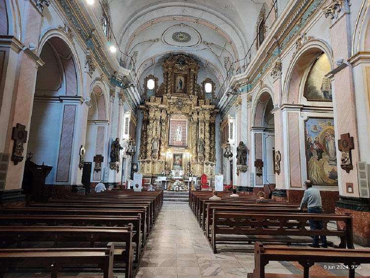 El retablo de color oro, tiene una figura barroca del siglo XVII representando a San Lorenzo. Y a los lados del santo hay una imagen de San Luis Obispo y otra del Beato Nicolás Factor, ambas obras de José María Ponsoda Bravo realizadas en 1952. 