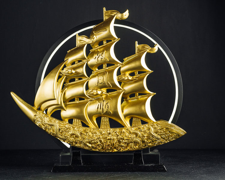 парусник с золотыми слитками. парусник груженный золотом модель. картины привлекающие деньги. корабль с драгоценностями. корабль со слитками золота.