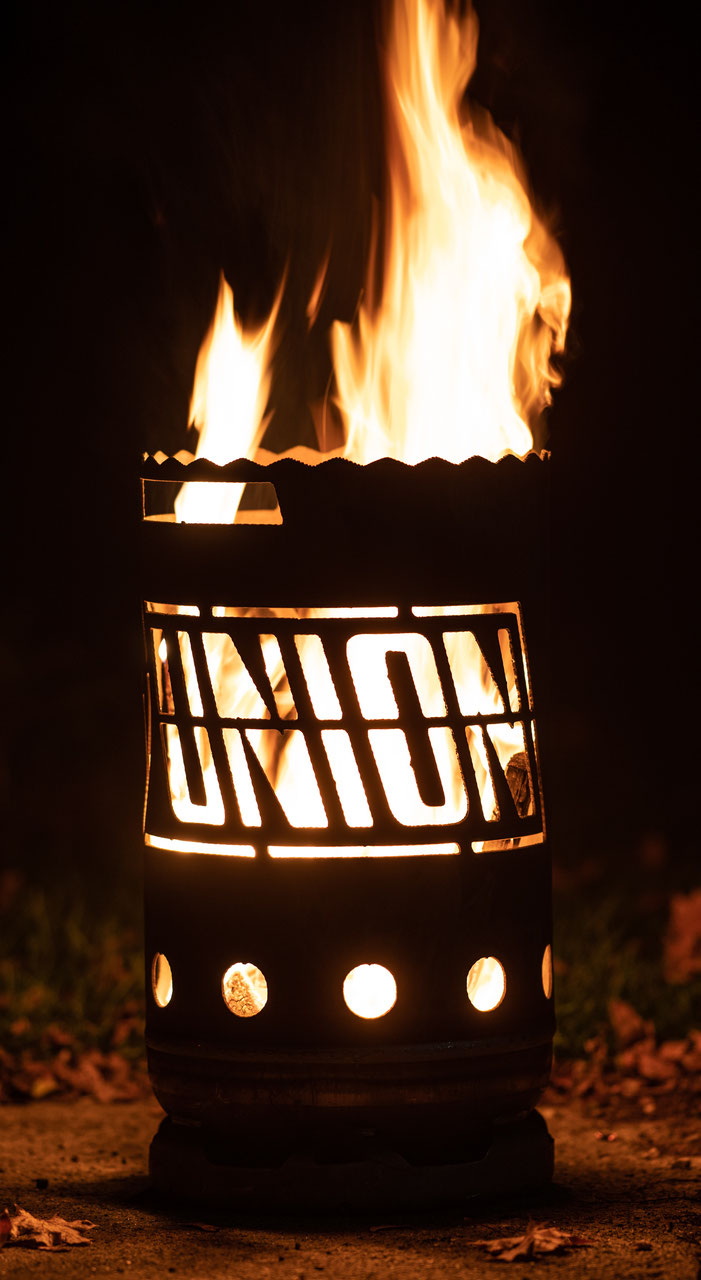 kleine Feuertonne 1. FC Union Feuertonnen, Fackeln, Klopapierfackeln