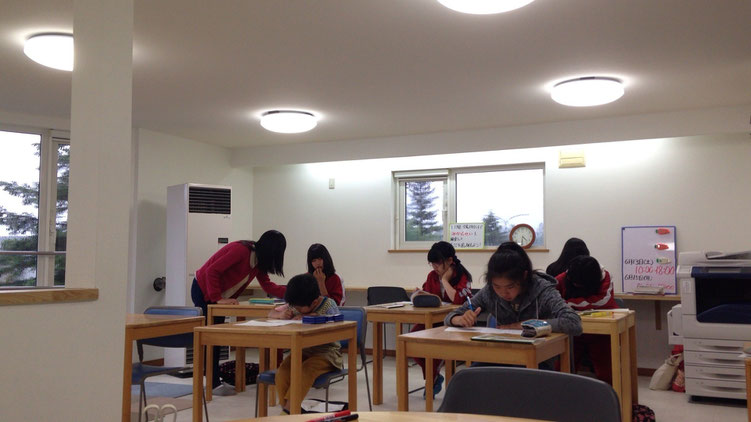 みんないい感じで勉強してますよ!左上の二人にズームイン!