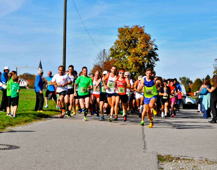 Start zum Gina-Lauf in Jengen mit vollem Antritt - Steffen läuft auf den dritten Gesamtrang (Foto: Nicole C. Becker)