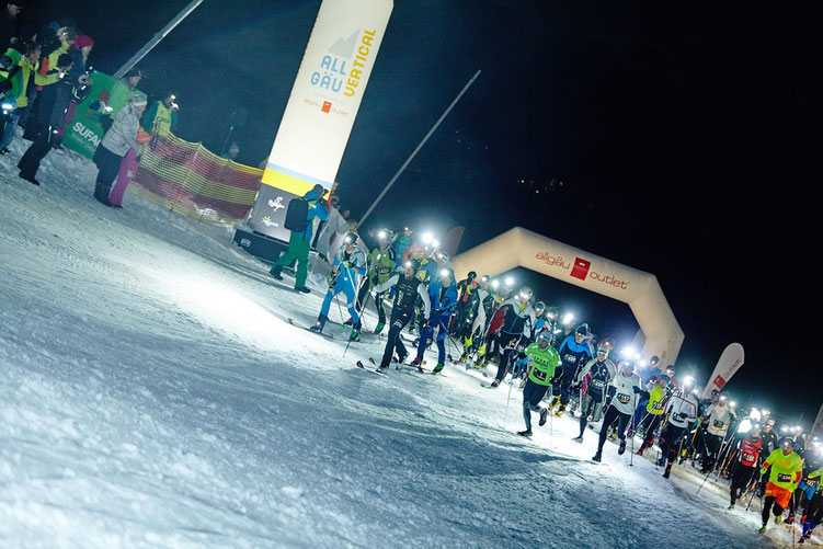 Steffen (2. von rechts) stürmte mit vielen anderen Verrückten die Weltcuppiste in Ofterschwang hinauf (Bild: www.allgaeu-vertical.de)