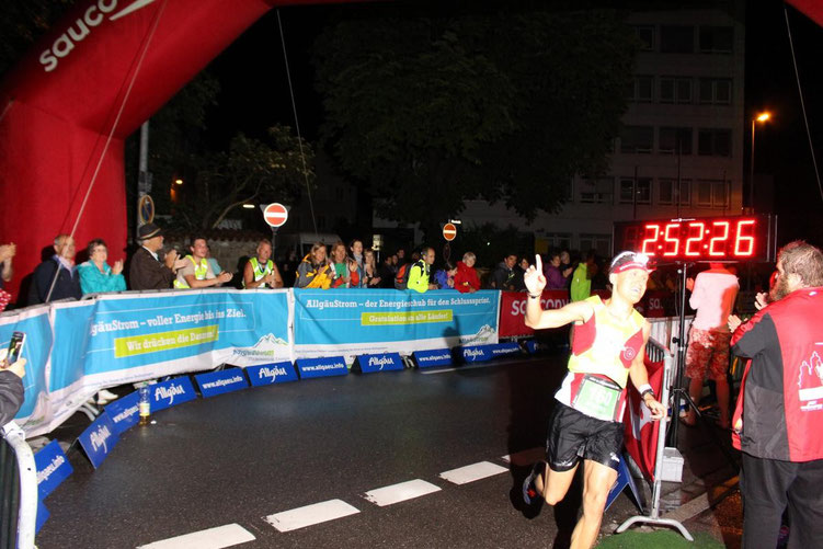 Steffen läuft in 02:52:26 Stunden als Sieger bei der Premiere des AÜW Iller-Marathon ins Ziel (Bild: Allgäu-Ausdauer / Anne-Sophie Weißenbach)