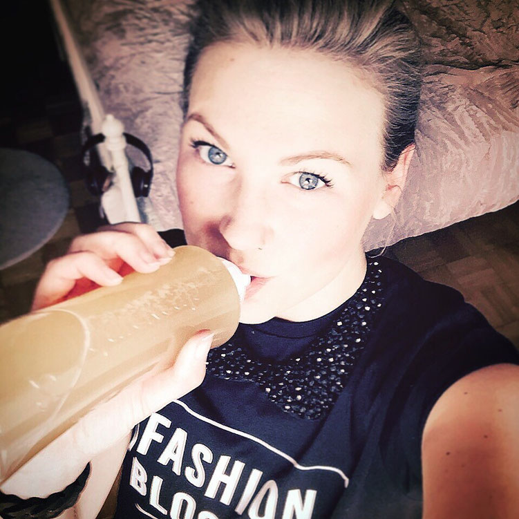 Bloggerin Jennstylicious beim testen von Quickcap Beauty