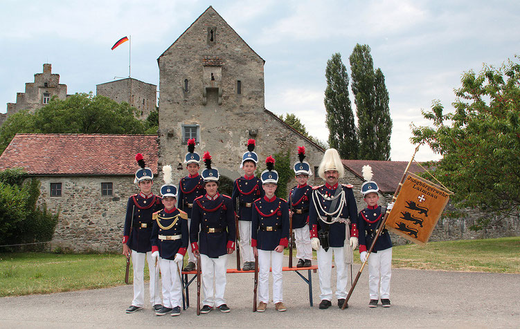Jungbürgerwehr Laimnau mit Ausbilder Helmut Hirscher