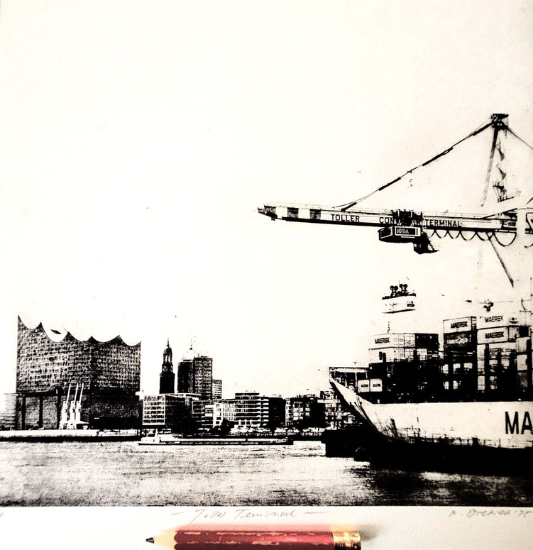 Hamburger Hafen mit Blick auf Elbphilharmonie und Michel mit Kränen und Containerschiff von Maersk. Wandbild Grafik vom Hamburger Hafen, Hamburger Stadtansicht, Weihnachtsgeschenk für Hamburger , Geschenk Hamburger Kunst als Geschenk Hamburg