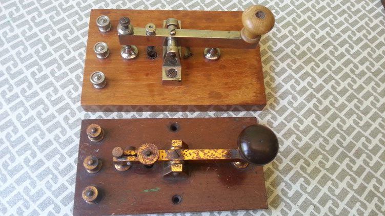 Leybold Telegraph key - confronto con analogo tasto di fattura Inglese.