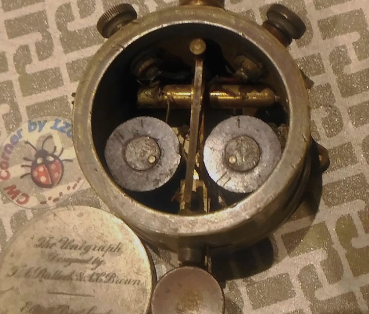 Unigraph telegraph pocket set made by Elliott & Bros. particular of internal system