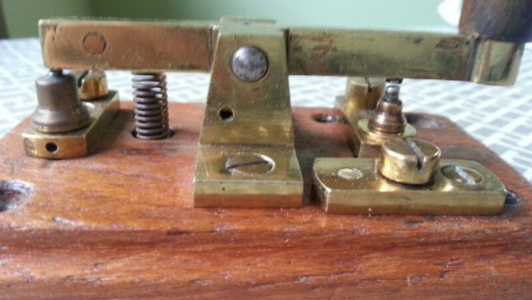 Early Artentinian GPO telegraph key - Particular of contact