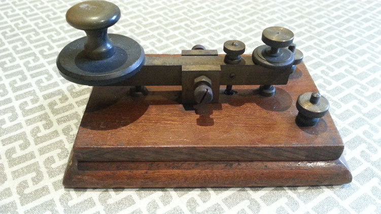 Early Dyna telegraph key with brass hardware -  1925  