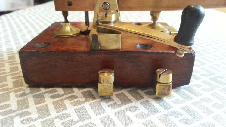 Siemens & Brother Railway Key - Particular of closed lever and two terminal